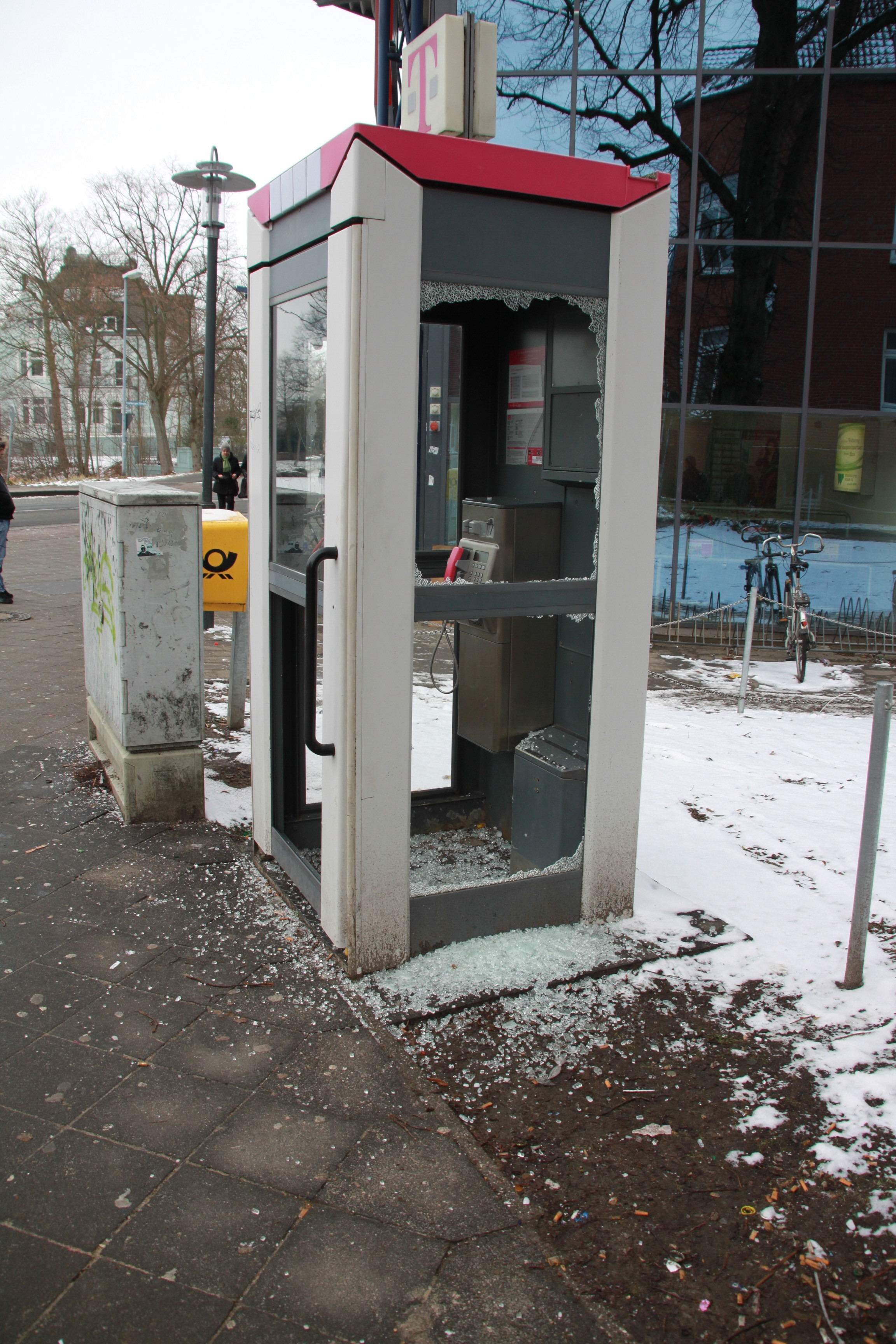 Zertrümmerte Telefonzelle bei "Kaufland"