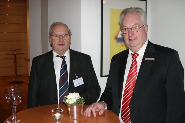 Tauschten interessante Wirtschaftsthemen aus: Uwe Hirschfeld (li., Schifffahrtstechnik in Seevetal) und Wolfgang Grimm (Private Banking der Sparkasse Harburg-Buxtehude)