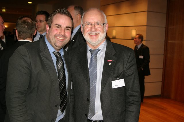 Jan Bauer (li.) von den Stadtwerken Buchholz und Uwe Kluth (Kreishandwerksmeister Landkreis Harburg)