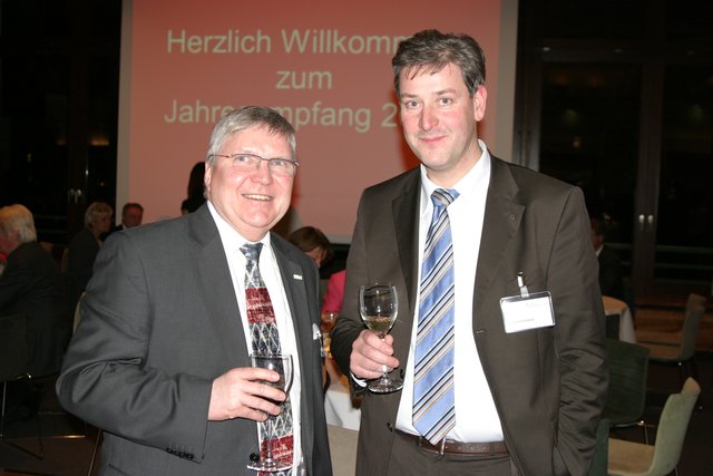 Steuerberater Wolfgang Schnitter (li.) aus Buchholz und Heribert Feinen (Präsident Round Table 130 Nordheide)