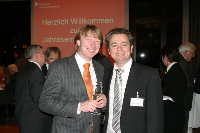 Fanden den Empfang sehr gelungen: Frank Meyer (li.), VGH Versicherung Buchholz, und Stephan Schrader, Geschäftsführer WOCHENBLATT-Verlag