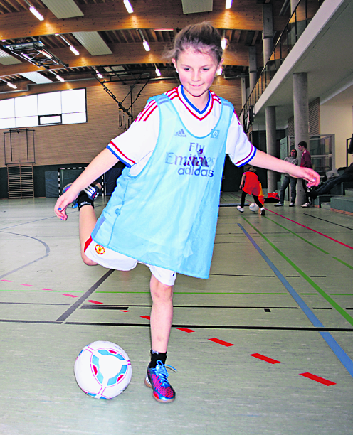 Anna aus der 4a zeigt auch Mädchen können kicken