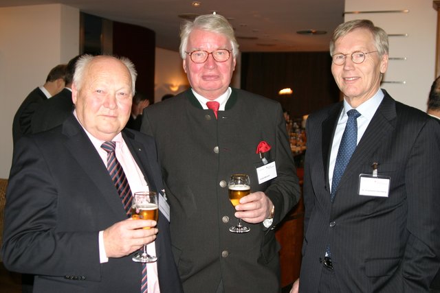 Einstimmige Meinung: Ein toller Vortrag! (von links): Hans-Albert Kusserow (KFP Ingenieure, Buxtehude), Frank Albrecht (AVW, Buxtehude) und Dr. Friedhelm Steinberg (Rechtsanwalt und Präsident der Hanseatischen Wertpapierbörse)