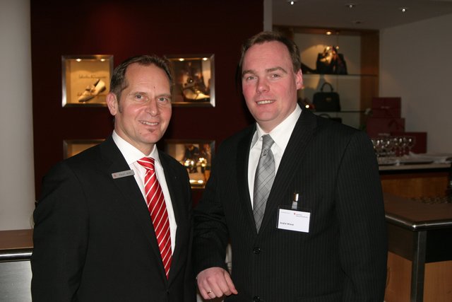 Ralph Böer (li.), Leiter FirmenkundenCenter der Sparkasse Harburg-Buxtehude in Winsen, und André Wiese, Bürgermeister von Winsen
