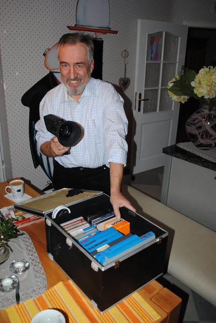 Echte Raritäten: Herbert Visser mit einer Super-8-Kamera und einem Koffer voller Filmkassetten