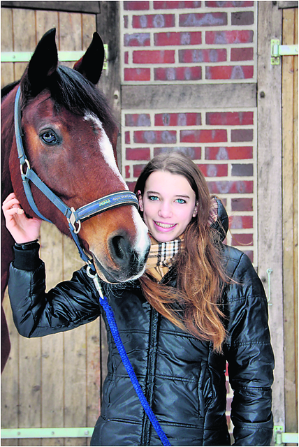 Sportlerin des Jahres: Verena Baumgärtner (17)
Im Moment ihres größten Erfolges als Junioren-Landesmeisterin mit ihrem treuen Pferd Charly in der Vielseitigkeit (Dressur, Gelände, Springen) war es pures Glück, das die hübsche Amazone verspürte. Ihr persönliches Spitzenjahr 2012 wurde mit der Wahl zur „Sportlerin des Jahres“ gekrönt. Im Sportjahr 2013 gehört sie dem Bundeskader D/C Junioren (16 bis 18 Jahre) an.