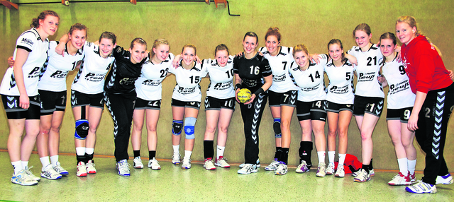 Die Mannschaft des Jahres: Die Handball-Frauen des TuS Jahn Hollenstedt
Seit Beginn der neuen Handball-Saison laufen die Handballerinnen des TuS Jahn Hollenstedt mit ihrem Trainer-Duo Klaus Gruner und Hans Winter als Oberliga-Aufsteiger auf das Parkett. Jetzt triumphiert das erfolgreiche Team als „Mannschaft des Jahres“.