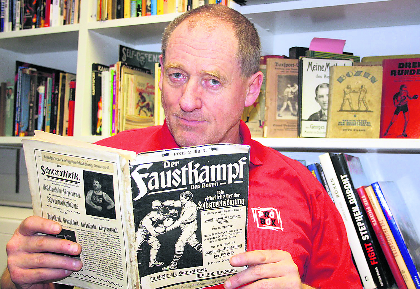 Roland Suttner im Asservatenzimmer der Boxfabrik mit der größten Boxbuch-Sammlung Deutschlands. Er möchte in Max Schmelings Haus ein kleines Boxsport-Museum einrichten