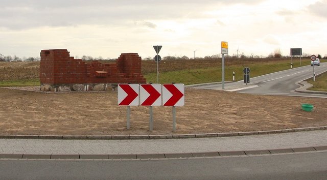 Wirken ein wenig mickerig: die "Ruinen" inmitten des Kreisels an der Buxtehuder Straße