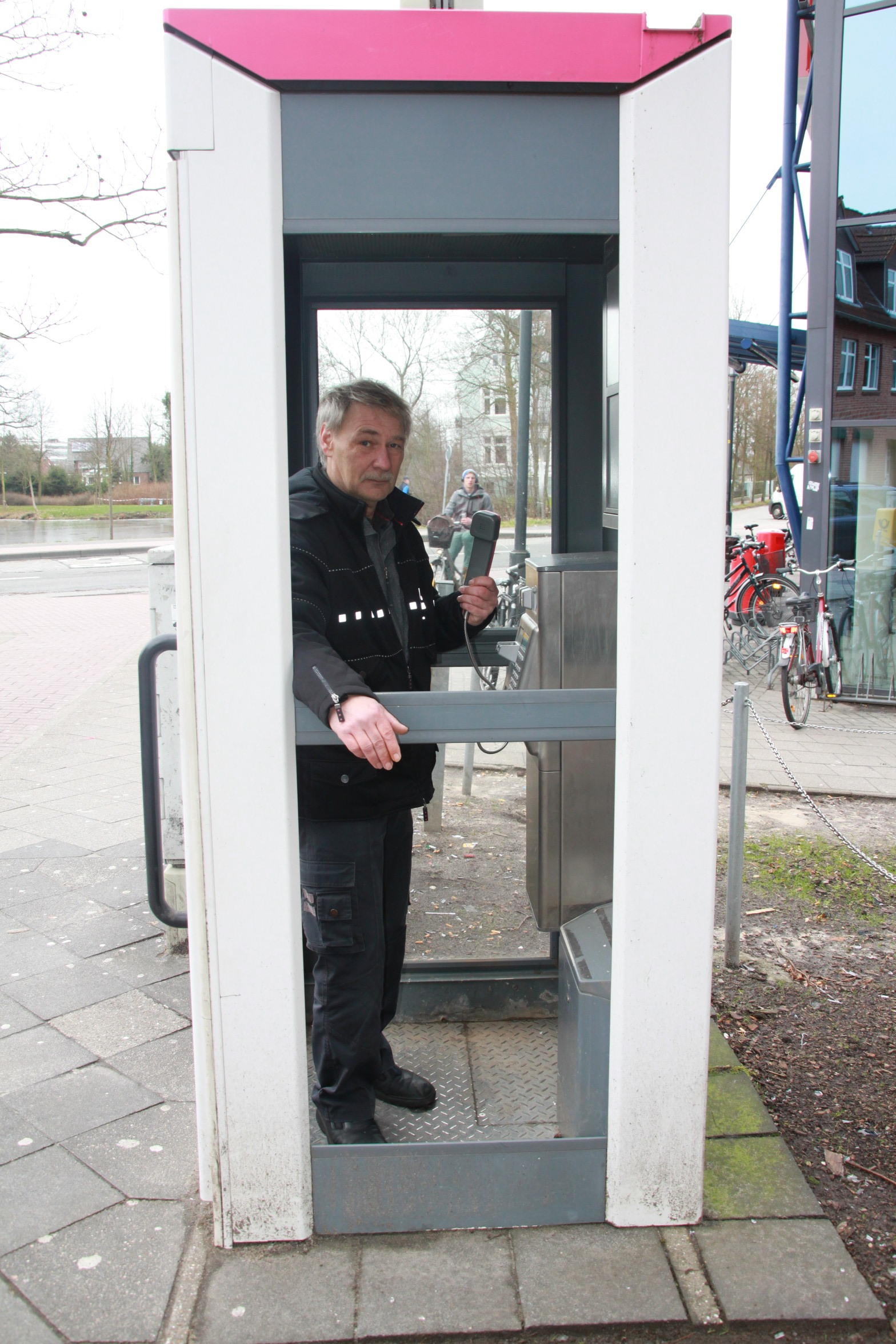 Servicetechniker Ralf Riemann in der Telefonzelle vor "Kaufland" in Stade. Dort gingen kürzlich drei Scheiben zu Bruch