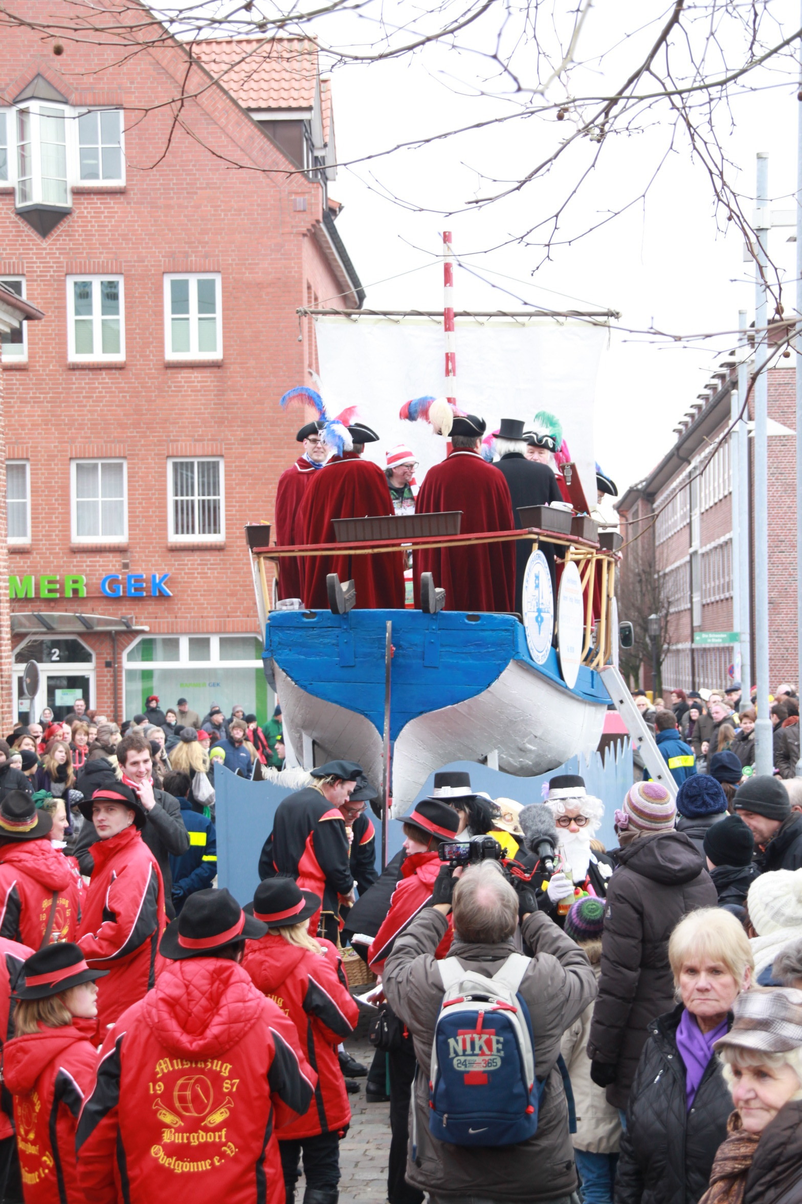 Leinen Los! Abfahrt der "Gertud" am Platz "Am Sande"