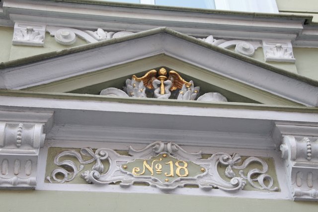 Goldene Engelsflügel und Hausnummer am Senatorenhaus in der Stader Altstadt