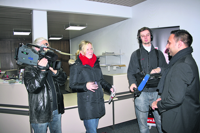 Manuela Rüther interviewte WOCHENBLATT-Redakteur Sascha Mummenhoff zu den Ereignissen in Undeloh | Foto: mi