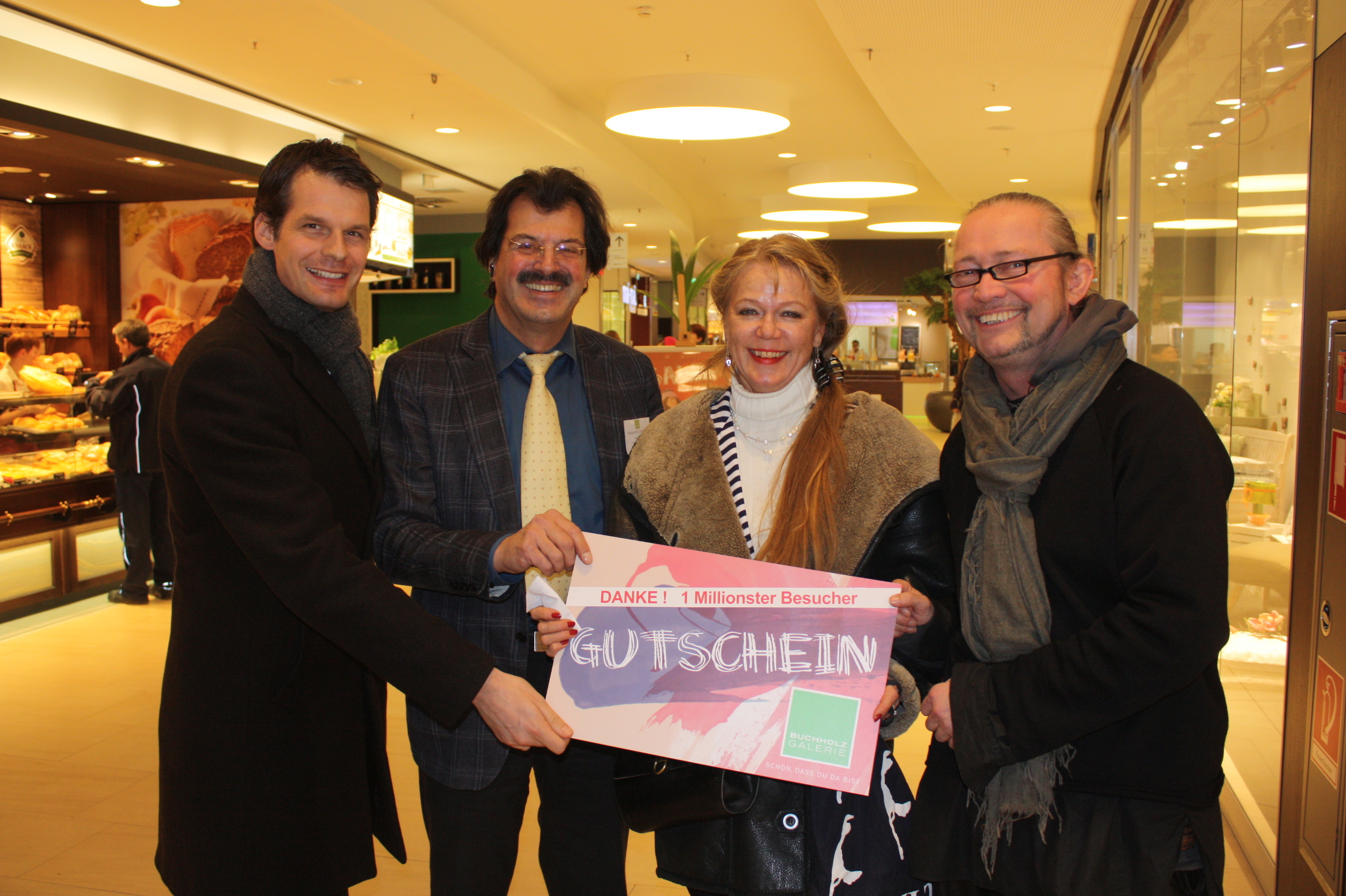 Bei der Scheckübergabe: Die Jubiläumsbesucherin Gabriele Garbers mit (v. li.) Friedrich Traub (Projektentwickler DC Commercial), Herbert Brittinger (Centermanagement) und Stephan Schmidt (Vorsitzender Werbekreis Buchholz)