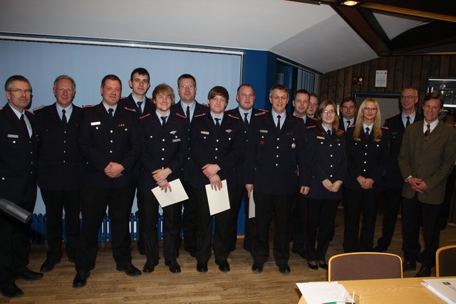 Ortsbrandmeister Ralf Behrens-Grünhage (links), Kreisbrandmeister Dieter Reymers (2.v.li.), Stadtbrandmeister Karsten Cohrs (2.v.re.) und Stadtrat Jan-Hendrik Röhse (rechts) gratulierten den Beförderten bei der Freiwilligen Feuerwehr Buchholz