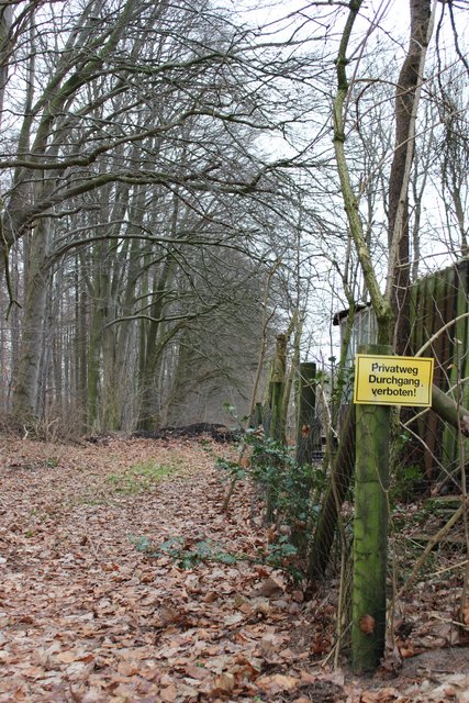 Ein Schild weist darauf hin, dass der Durchgang verboten sein soll