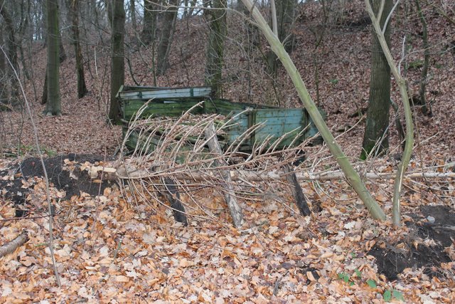 Vor einem Jahr befand sich in diesem Bereich noch ein von Spaziergängern und Radfahrern genutzter Feldweg. Jetzt verrotten dort ein Anhänger und Grünabfälle
