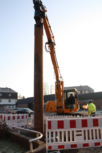 Der Bagger hat das sechs Meter lange Rohr "am Haken"