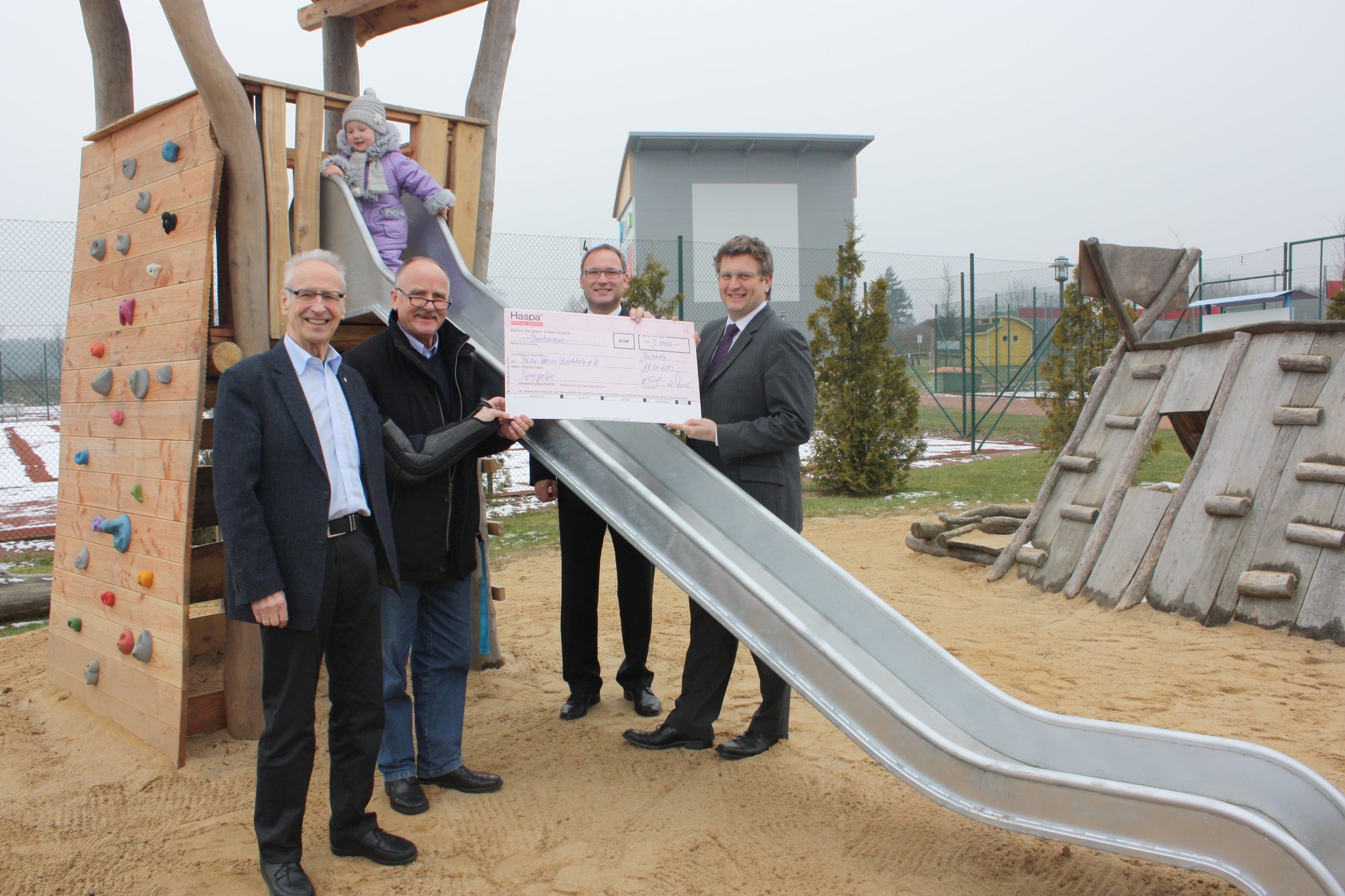 Haspa spendet 3.000 Euro für Spielplatz von BlauWeiss Buchholz Buchholz