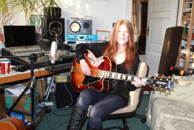 Die schöne Akustik-Gitarre stammt von Fiona MacMahons Ehemann, dem Gitarrenbauer Boris Dommenget
