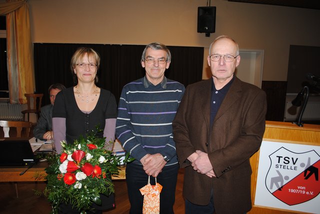 Wolfgang Spaude (re.) zeichnete Antje Patjens und Manfred Janson für ihr Engagement aus