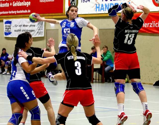 Eyendorfs Rückraumschützin Kim Bahlburg (am Ball) traf neunmal für den Gastgeber. In Halbzeit zwei wurde Kim allerdings von Ashausen in Kurzdeckung genommen