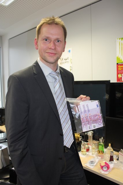 Jörn Brummerloh, Leiter Sachgebiet Wohnhaus bei der Polizeiinspektion Harburg, präsentiert gestohlene 500-Euro-Scheine