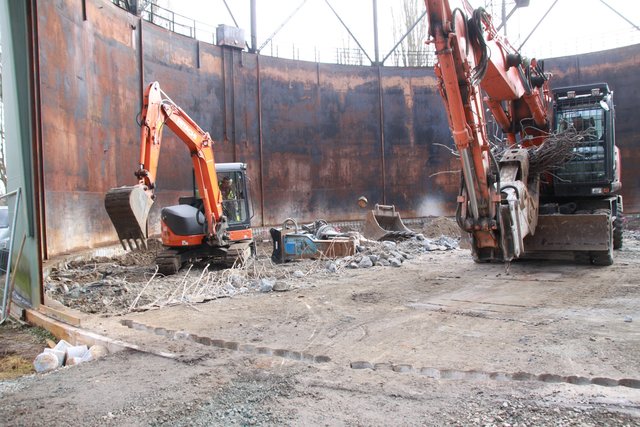 Bagger tragen den Betonsockel im Innern des ehemaligen Gasdruckbehälters ab