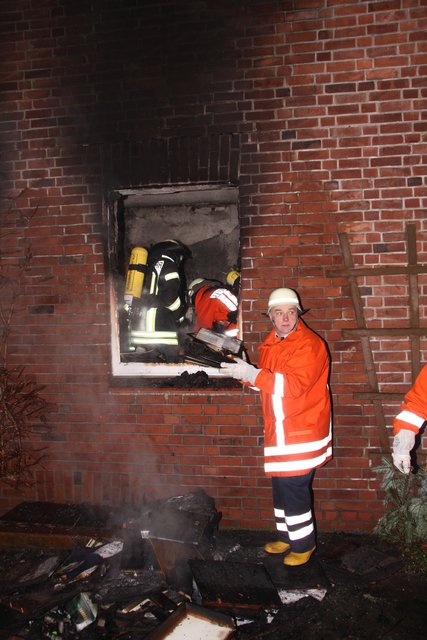Die verkohlten Reste der Wohlerster Dorfchronik werden geborgen.