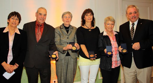 Kreissportbund-Vorsitzende Almut Eutin (ganz links stehend) ehrte beim Fest des Sports auch Funktionäre für ihr "Ehrenamtliches Engagement" in den Vereinen (v.l.): Rolf Seidel, Gesa Erhorn, Susanne Tidecks, Jutta Steffen und Ulrich Meyer