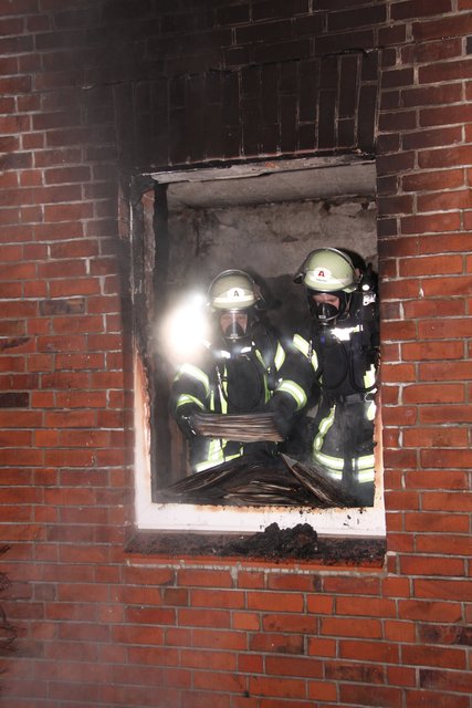 Die Feuerwehrleute arbeiten unter schwerem Atemschutz.