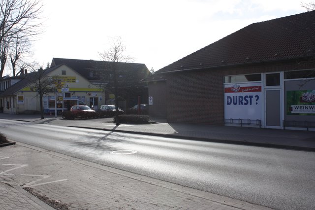 Der Gebäudekomplex von Edeka Lorenz (li.) soll bald abgerissen werden. Lorenz zieht übergangsweise in den ehemaligen Getränkemarkt (re.) um