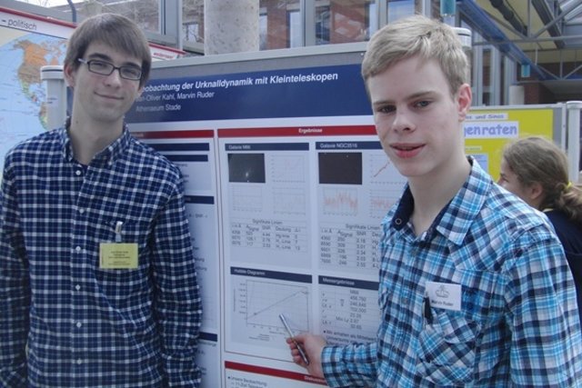 Jan-Oliver Kahl (li. 18) und Marvin Ruder (14) präsentierten ihre Beobachtung der Urknalldynamik mit Kleinteleskopen | Foto: oh