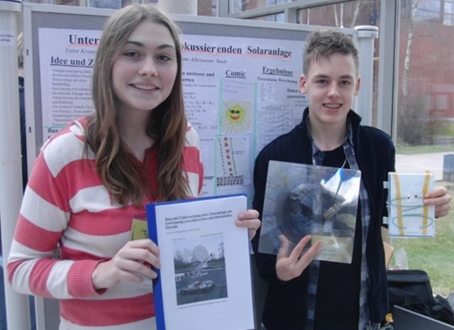 Luise Kranzhoff (14) und Mika Dede (14) untersuchten eine fokussierende Solaranlage | Foto: oh