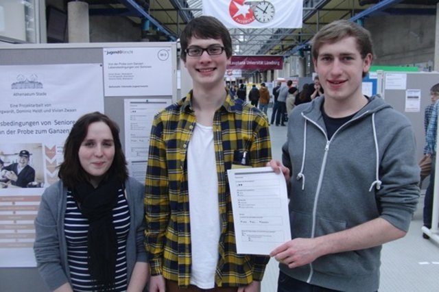 Vivian Zwaan (17), Dominic Heldt (17, Mitte) und Tom Borgwardt (17) überzeugten mit ihrer Arbeit „von der Probe zum Ganzen – Lebensbedingungen von Senioren“ | Foto: oh