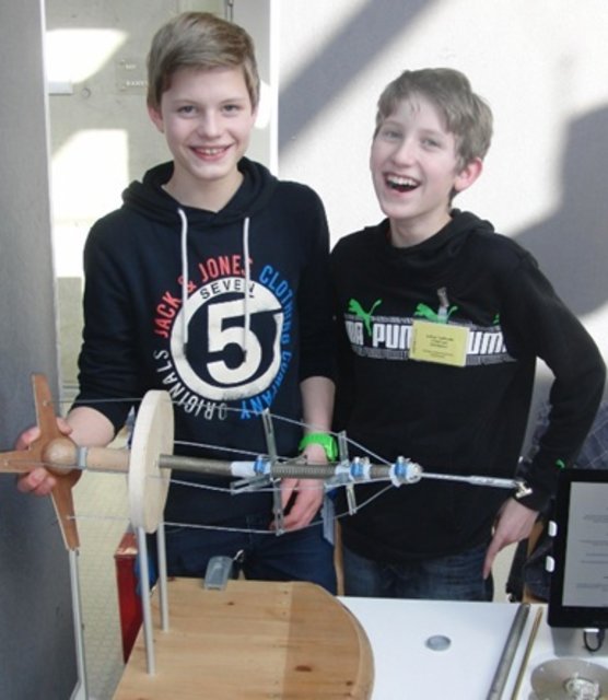 Mauritz Fethke (li. 12) und Lukas Tomforde (13) entwickelten einen
„bionischen Elefantenrüssel“ | Foto: oh