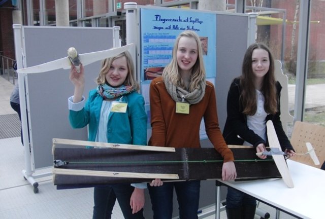 Marieke Fröhling (12, links), Marie Geest (13, Mitte) und Laura Leddin (14) präsentierten ihr Projekt „Flugversuche mit Segelflugzeugen mit Hilfe einer Startrampe“ | Foto: oh