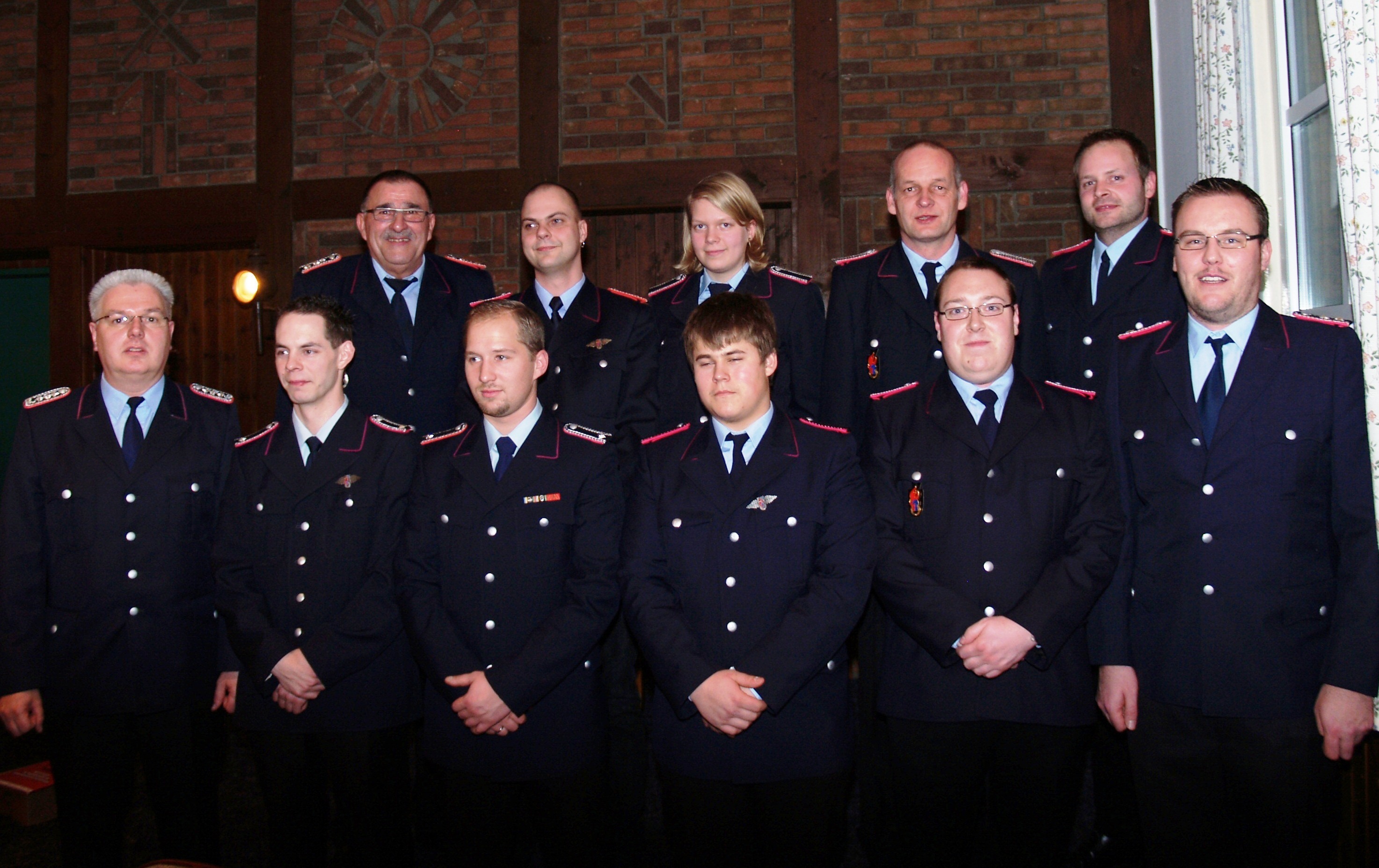 Beförderte und Gratulanten bei der Versammlung der Feuerwehr Scharmbeck