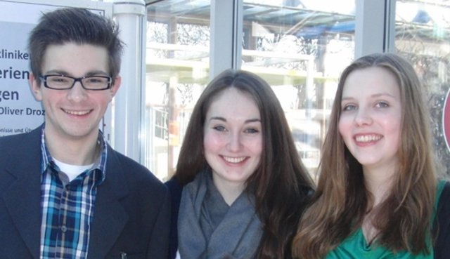 Oliver Drozdowski (18), Lara Dühring (18, Mitte) und Eileen Schultz (17) gewannen mit ihrem Projekt „Antibiotikaresistente Bakterien in landwirtschaftlichen Kläranlagen“ den zweiten Preis im Fach Chemie | Foto: oh
