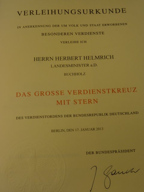 Verleihungsurkunde des Bundespräsidenten. Höhere Ehrungen gibt es in Deutschland nur noch für in- und ausländische Staatsoberhäupter