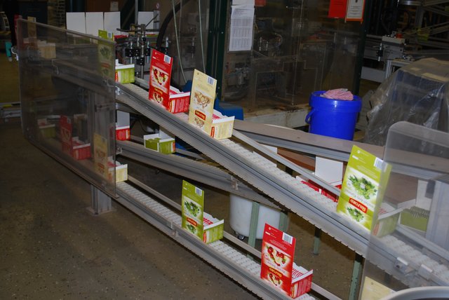 AufFließbänder bewegen sich die Tee-Packungen wie Matchbox-Autos zu den nächsten Verpackungsstationen
