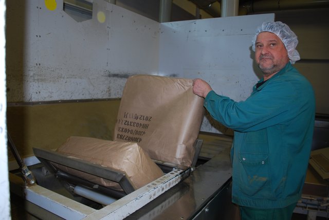 Er sorgt für die richtige Mischung: Edwin Rydzinski beim Zusammenschütten des Inhalts der 40 bis 70 kg schweren Säcke | Foto: bim