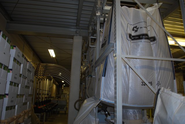Der Inhalt der Big Bags wird über Leitungen in die untere Etage zum Verpacken in Teebeutel befördert