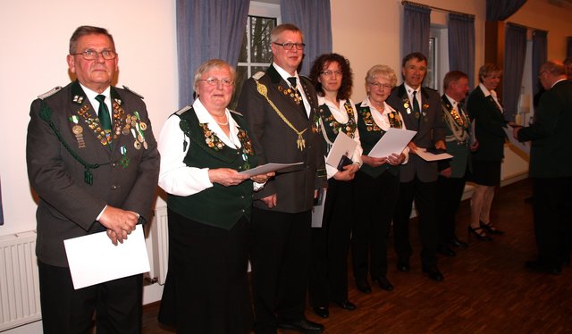 Diese Schützen erhielten das Ehrenkreuz in Bronze des Nordwestdeutschen Schützenbundes.
