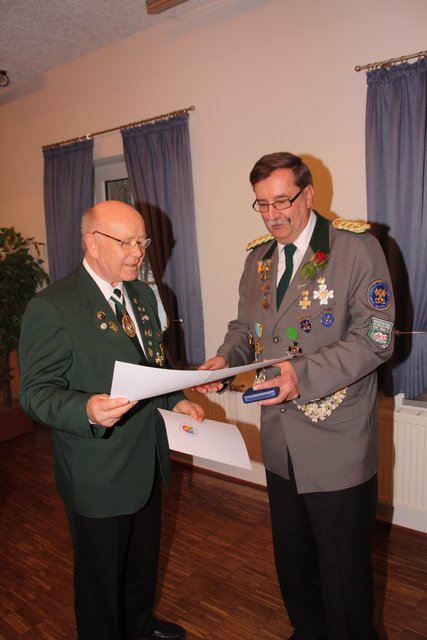 Hartwig Kruse (li.) überreicht Hans-Jürgen Lindner aus Buxtehude das Ehrenkreuz in Bronze des Deutschen Schützenbundes.