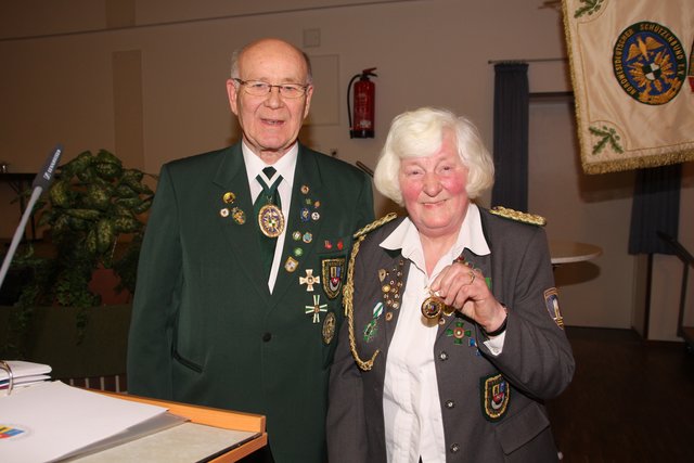 Hildegard Kaufeld wurde vom Bezirks-Präsidenten Hartwig Kruse für ihre Verdienste geehrt.