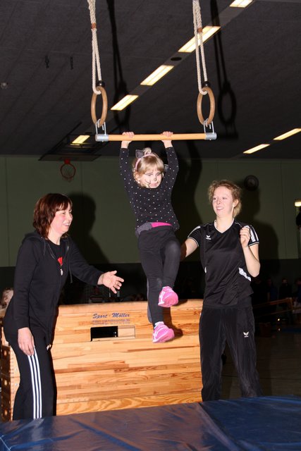 Für kleinen Turn-Mäuschen gab es Hilfestellung.
