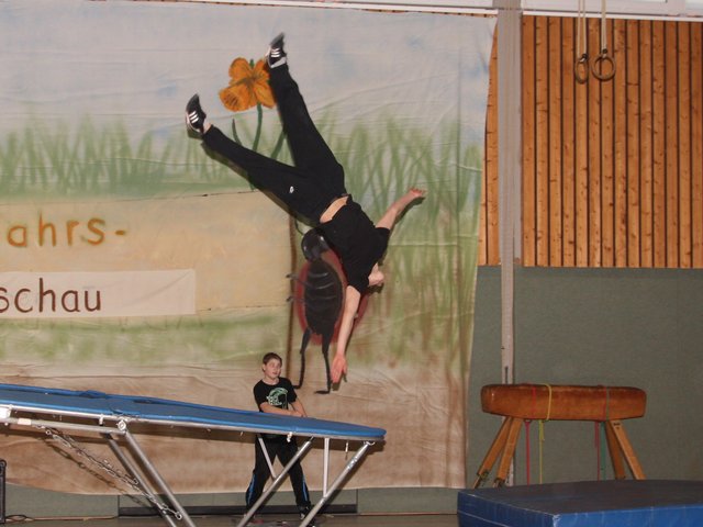 Akrobatische Einlagen am Trampolin.