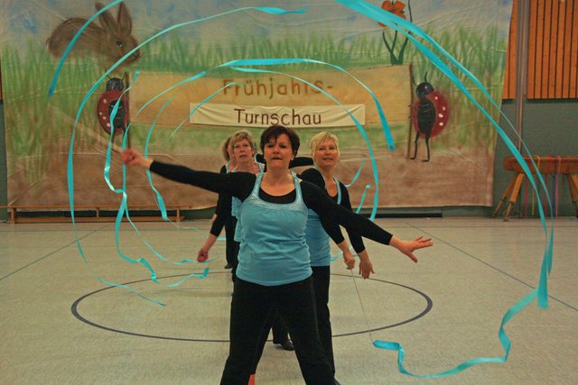 Die Frauen-Tanzgruppe präsentiert klassische Jazz-Gymnastik.