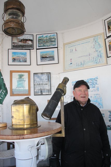 Viele Bilder an den Wänden des Leuchtturms hat der Altländer Günter Marks gemalt